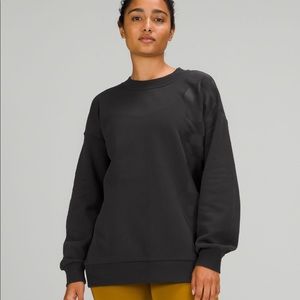 NWT Perfectly Oversjzed Crew Logo